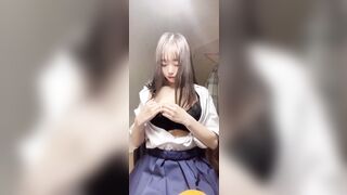 Em rau nữ sinh đáng yêu show cặp vú