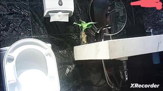 cammara quay lén nhà WC nữ gái xinh toàn gái non tơ - phần 6