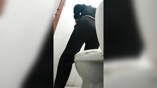 cammara ẩn Quay Lén WC các em xinh tươi nhìn nứng cặc - phần 18