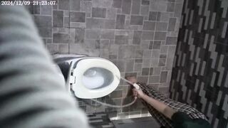đặt cammara siêu nhỏ trong WC quán cafe quay lén gái - phần 2