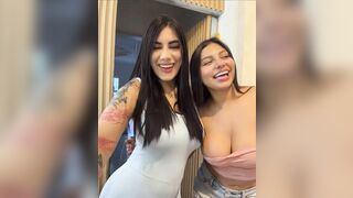 Chủ shop quần áo gạ cả chị khách show vú khủng đít to dâm đãng phần 1