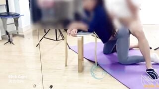 Phòng tập yoga trói dì lại và nếm thử lỗ hậu tuyệt đẹp của dì.