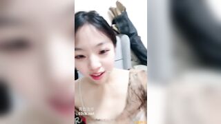 Đẩy cửa phòng ngủ của em trai ra, cô bắt gặp cậu ta đang thủ dâm.
