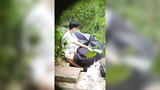 má ở ngoài công viên mà hai em học sinh lại như thế này