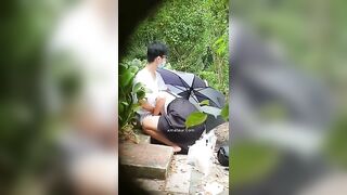 má ở ngoài công viên mà hai em học sinh lại như thế này