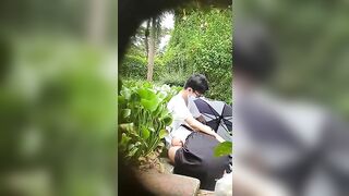 má ở ngoài công viên mà hai em học sinh lại như thế này