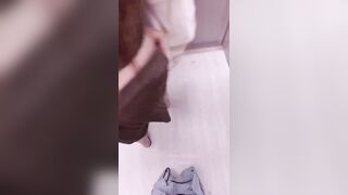 DING DONG~🔔 Cửa thang máy vừa mở ra là thấy tôi đang bị đút vào rút ra