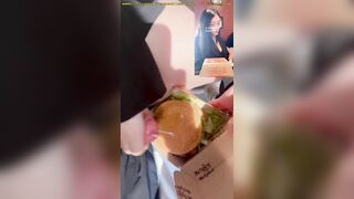 Xuất tinh vào Bánh Hamburger Ở Quán MC, Bắt em Người Yêu Ăn Tinh public