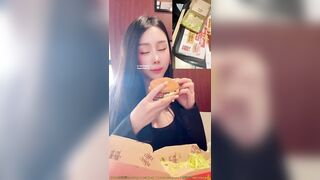 Xuất tinh vào Bánh Hamburger Ở Quán MC, Bắt em Người Yêu Ăn Tinh public