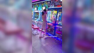 E Gái Xinh Loli mình dây, Public Khoe Vú lồn ko lông ở Khu vui chơi bị phát hiện