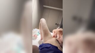 Cháu trai cặc bự nằm dài sướng dái khi đc dì trẻ vừa bú cặc liếm dái vừa dọn WC