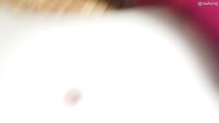 Chịch nhỏ rau non dâm ngầm lúc đầu còn ngại nằm im sau lại sướng quá cầm chim đút vào