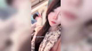 Gái xinh Loli mình dây, Ko Mặc quần lót đi xe bus, Lén Bóp vú Móc lồn live sex