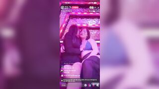 2 em nhân viên KTV Việt Nam cực bạo vừa live tiktok vừa vạch áo lót bóp vú trên live