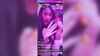 2 em nhân viên KTV Việt Nam cực bạo vừa live tiktok vừa vạch áo lót bóp vú trên live