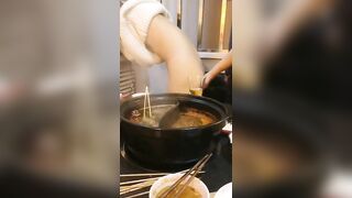 Thách thằng bạn móc lồn người yêu trong quán lẩu, nó làm thật luôn =))