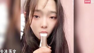 Nô lệ tình dục này, một con chó cái và đồ chơi tình dục, đã được người tình giàu có