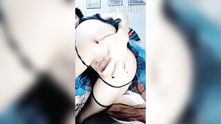 Âm đạo của cô ta gần như bị hủy hoại bởi chính trò chơi của mình. Cô ta để lộ mặt