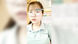 Cô giáo tiểu học live sex ngay trên lớp học
