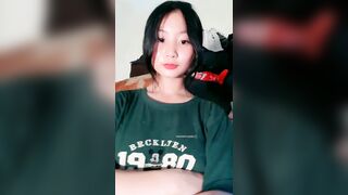 Bé nhìn duyên với cặp vú ngon vcc, ti hồng đẹp vl