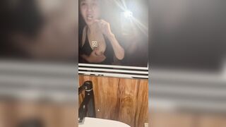 Vô mò vú khí cô bạn thân đang đánh răng