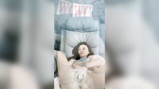 Nước phụt như mưa vú to lồn múp thủ dâm trên live kích thích