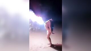 Độc lạ em gái dán pháo hoa vào dú rồi đốt