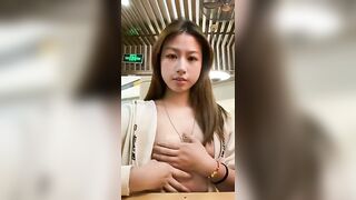 RA SÂN BAY VẠCH VÚ , KHOE CHO MẤY A , PHI CÔNG XEM