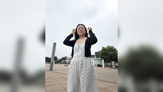 Gái dâm ra công viên thủ dâm khoe hàng trước mặt người lạ phần 2