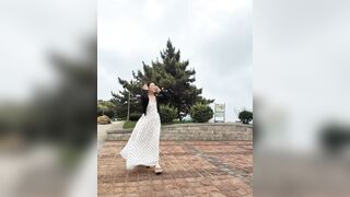 Gái dâm ra công viên thủ dâm khoe hàng trước mặt người lạ phần 3