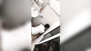 Quay lén cặp đôi làm tình trong nhà vệ sinh trường học bị phát hiện