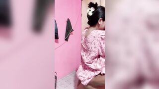 Tiếc ghê em gái xinh đẹp như thế này lại bị thằng già nó chịch