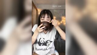 Gái xinh vừa ăn xong là cởi đồ thủ dâm cho bạn trai xem