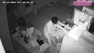 Hack cam chồng vắng nhà vợ trẻ được người tình tặng váy mới và làm luôn 1 nháy
