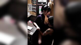 "Nay anh kèm con bé nhân viên mới đến nên về muộn nhé" #2