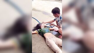 Chị họ nhậu say bị thằng em xịt nước rửa người rửa cả cái lồn xinh.