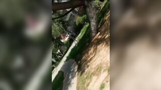 Quay lén chị họ đi đái bị bắt được đánh và chửi tại chỗ.