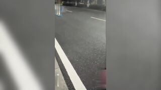 Video màu vàng_ Một cảnh quay lớn giữ hai con chó cái chân dài trong nhà vệ sinh công
