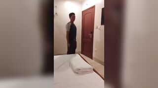 Thanh niên đi chơi gái, hôn hơn 10 kêu k cảm xúc đòi bỏ về