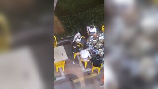Nhậu chung bàn lão chồng cho phép các bạn nhậu đều được phép bóp vú vợ mình.