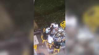 Nhậu chung bàn lão chồng cho phép các bạn nhậu đều được phép bóp vú vợ mình.