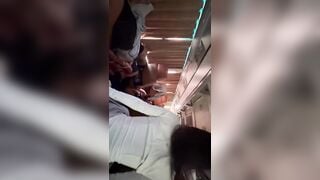 Vén áo dài địt ngay trên xe bus, sinh viên thời nay liều thật