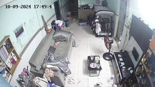 Hack cam nhà có 2 bé mới lớn thích cởi chuồng