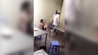 Đánh ghen tới tấp phụ nữ ở trần không hiểu chuyện gì xảy ra.
