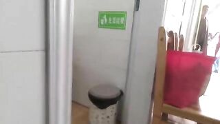 Em gái áo trắng trẻ trung xinh đẹp đi tiêm thuốc ở bệnh viện để lộ mông trần.