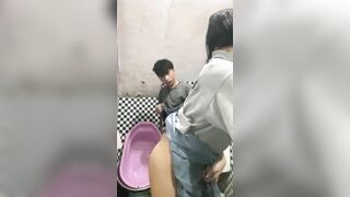 Sợ cha mẹ về kịp anh họ đã đưa em gái 17 tuổi vào toilet đụ cho an toàn.