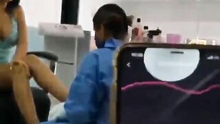 Chơi toy bắn nước trong spa