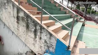 Chịch public em gái xinh ngoài sân vận động