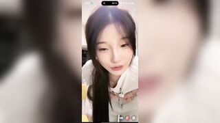 Nữ Tiktok PK Hớ Hênh Lộ Vú Trên Live stream khi cúi xuống