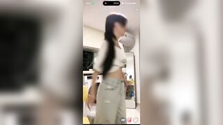 Nữ Tiktok PK Hớ Hênh Lộ Vú Trên Live stream khi cúi xuống
